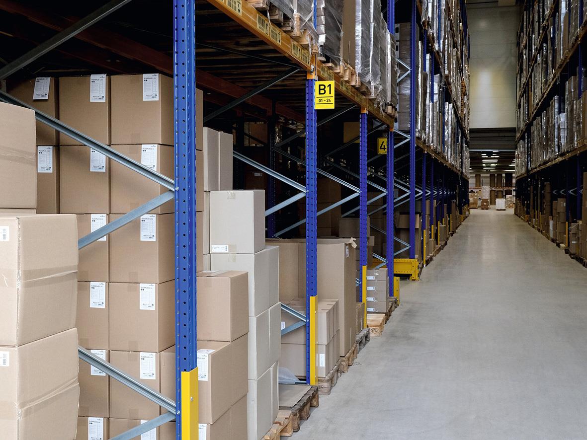 Lagerhyllor fyllda med kartonger i ett lager med gångskylt Durable Pallställ Självhäftande Transparent A5S