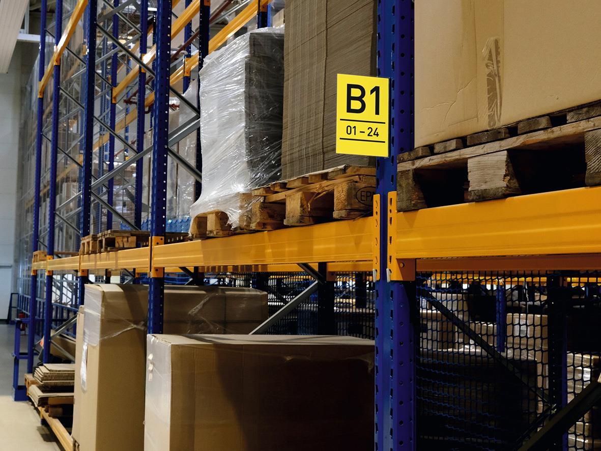 Gångskylt B1 01-24 på lagerhylla i lagerlokal