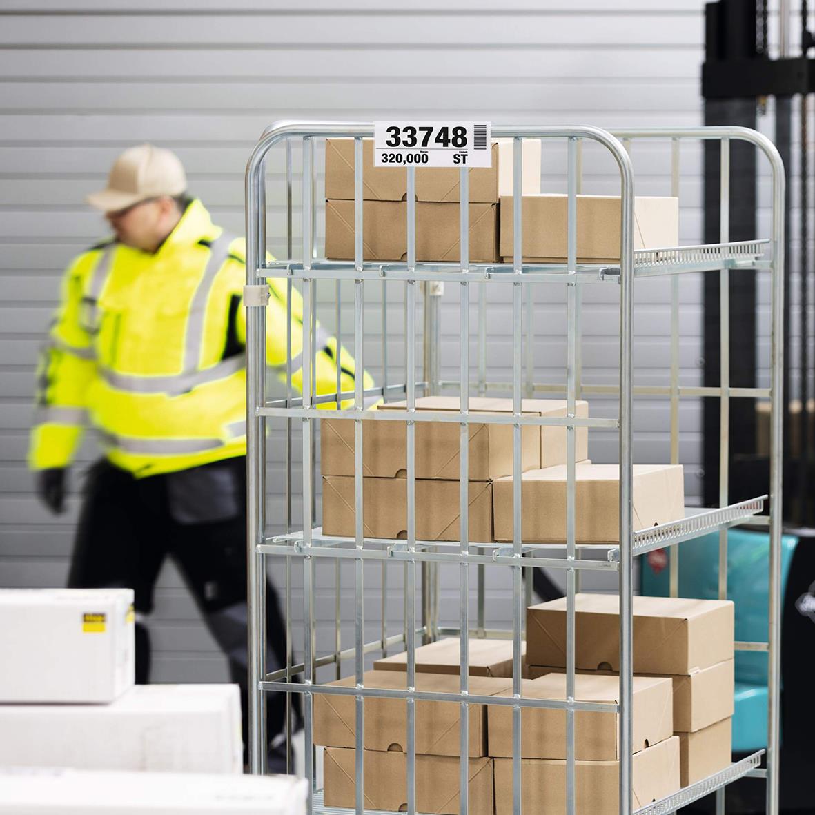 Pallficka med hård omslag i genomskinlig plast, för A5-liknande format, fylld med papper eller dokument, i lager på en vagn