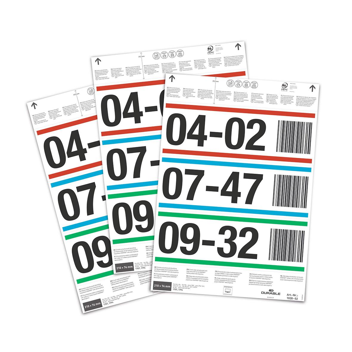 Vit etikett till etikettbärare med svart, blå och grön text och streck, storlek 210x74mm