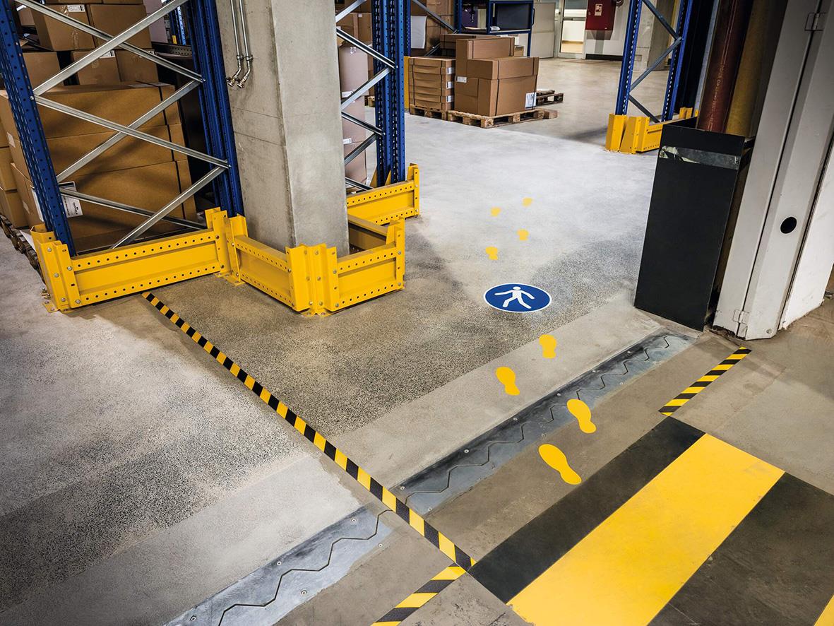 Blå varseldekal med gående hänvisning och markeringar för att styra fotgängare i ett lager eller industriområde