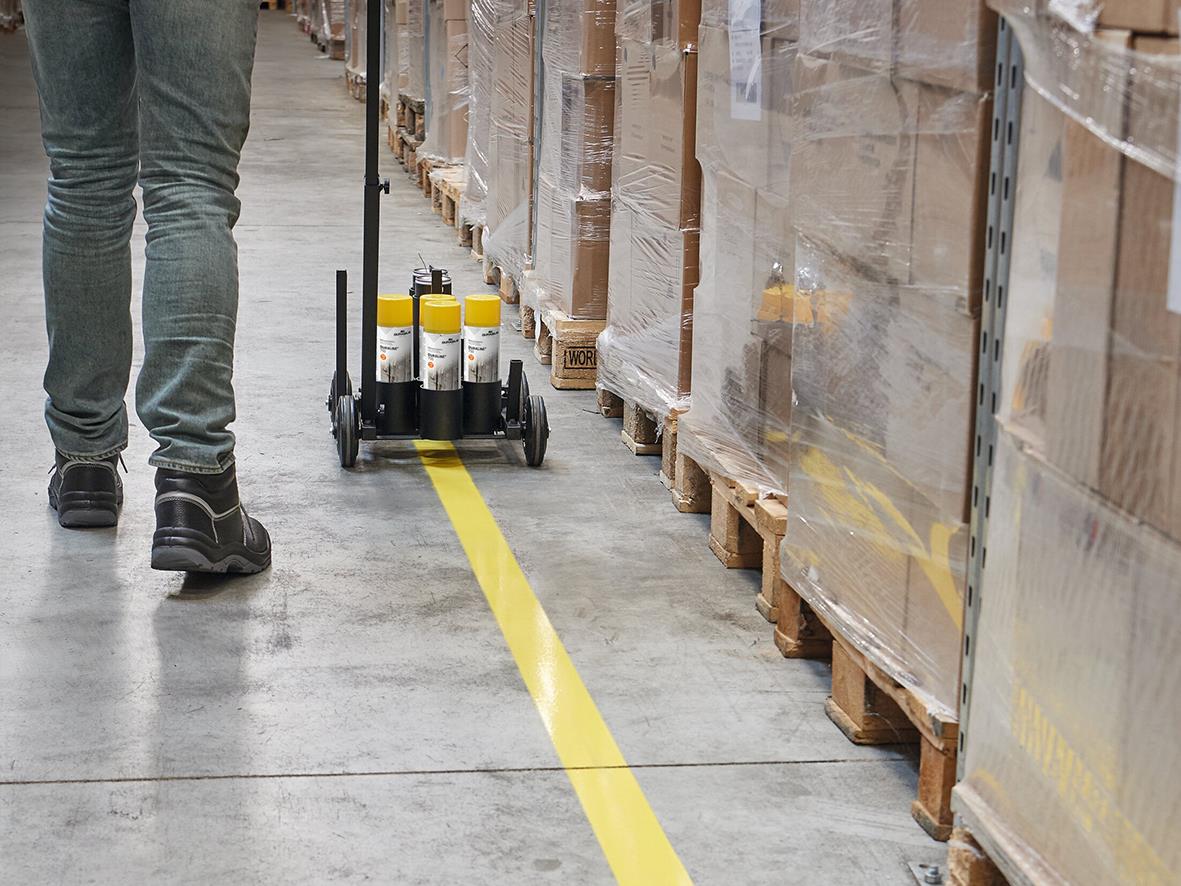 Gul markeringsfärg Duraline 750 används för att markera på golvet i lager eller butik