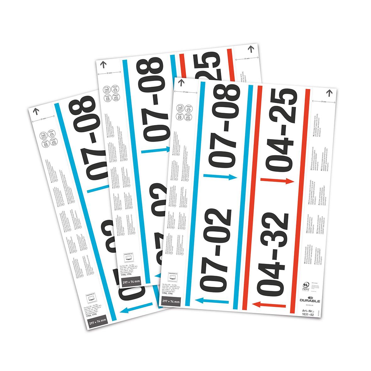 Vit etikett med svart, blå och röd text och nummer, storlek 297x74mm, för etikettbärare
