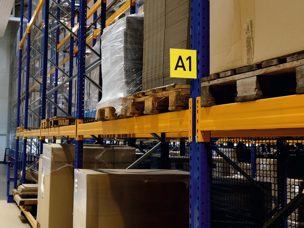 Gångskylt A1 på lagerhylla i lagerlokal