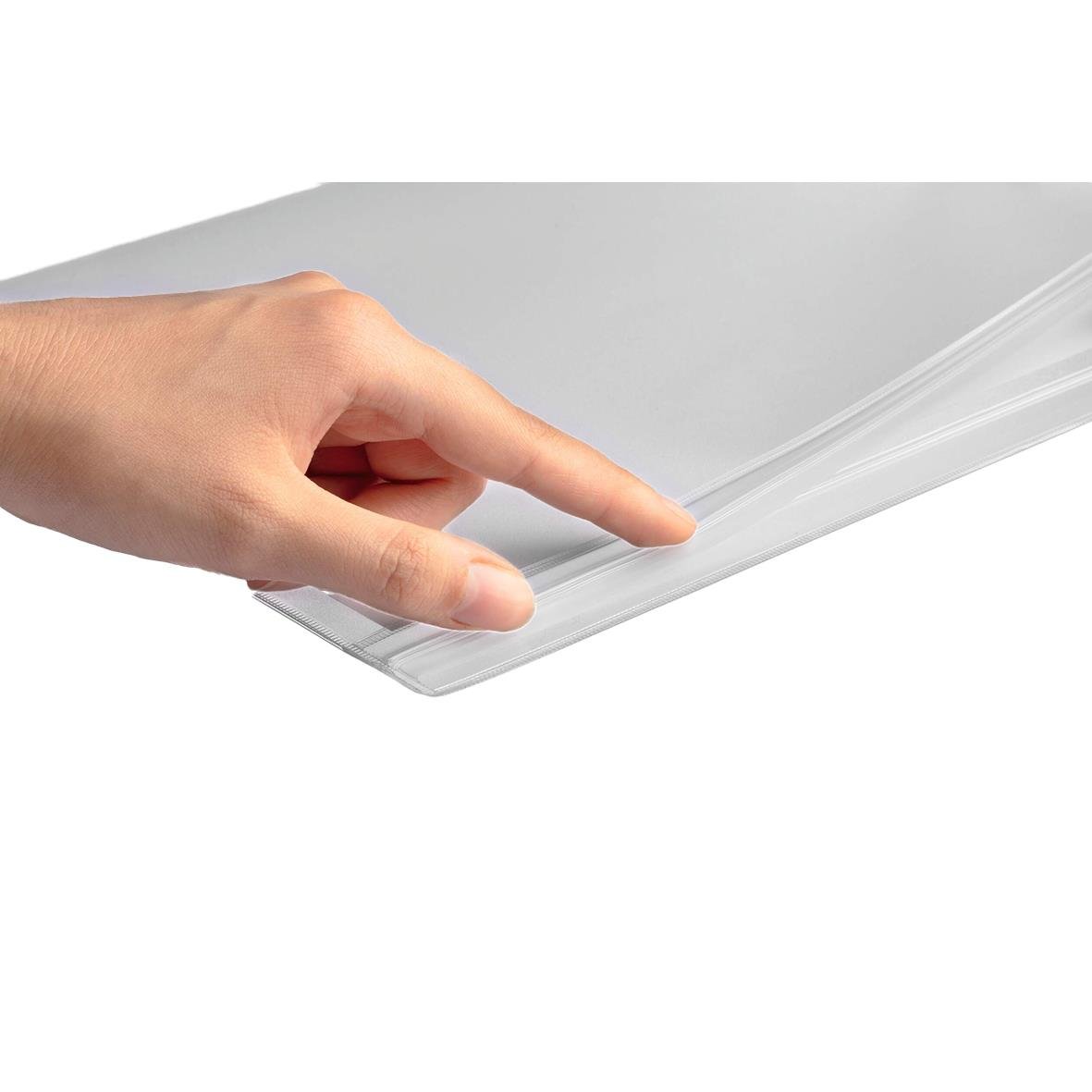 Hand som håller en transparent plastficka för A4-papper, vattentålig och självhäftande