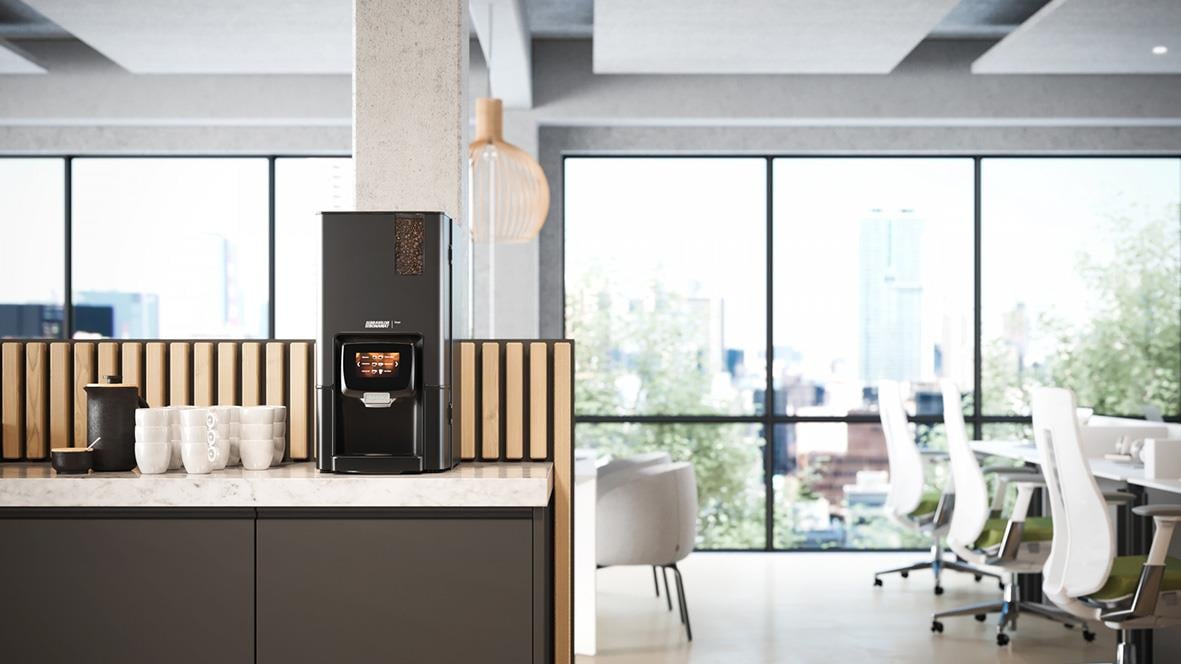 Kaffemaskin Bonamat Sego 12 placerad på köksbänk i ett modernt kontor eller kök med stora fönster och naturligt ljus