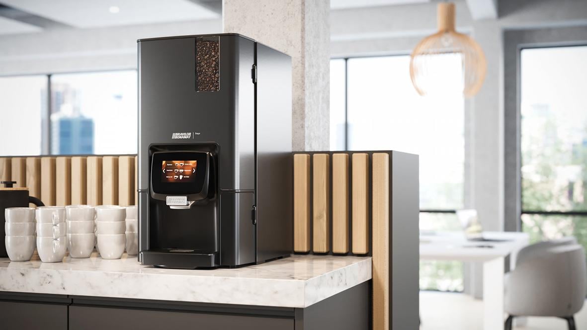 Kaffemaskin Bonamat Sego 12 placerad på köksbänk i modernt kök med stora fönster och naturligt ljus