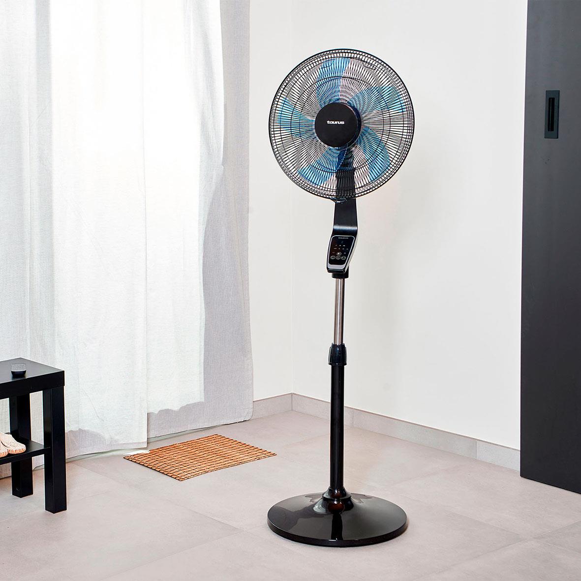 Svart golvfläkt Taurus Boreal 16cr Digital 40cm i ett rum