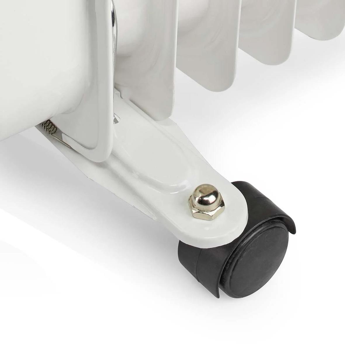 Närbild av en vit radiator med hjul för enkel flyttning