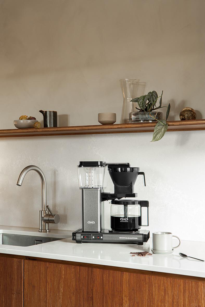 Kaffebryggare Moccamaster Automatic i stengrå på köksbänk med kopp och sked