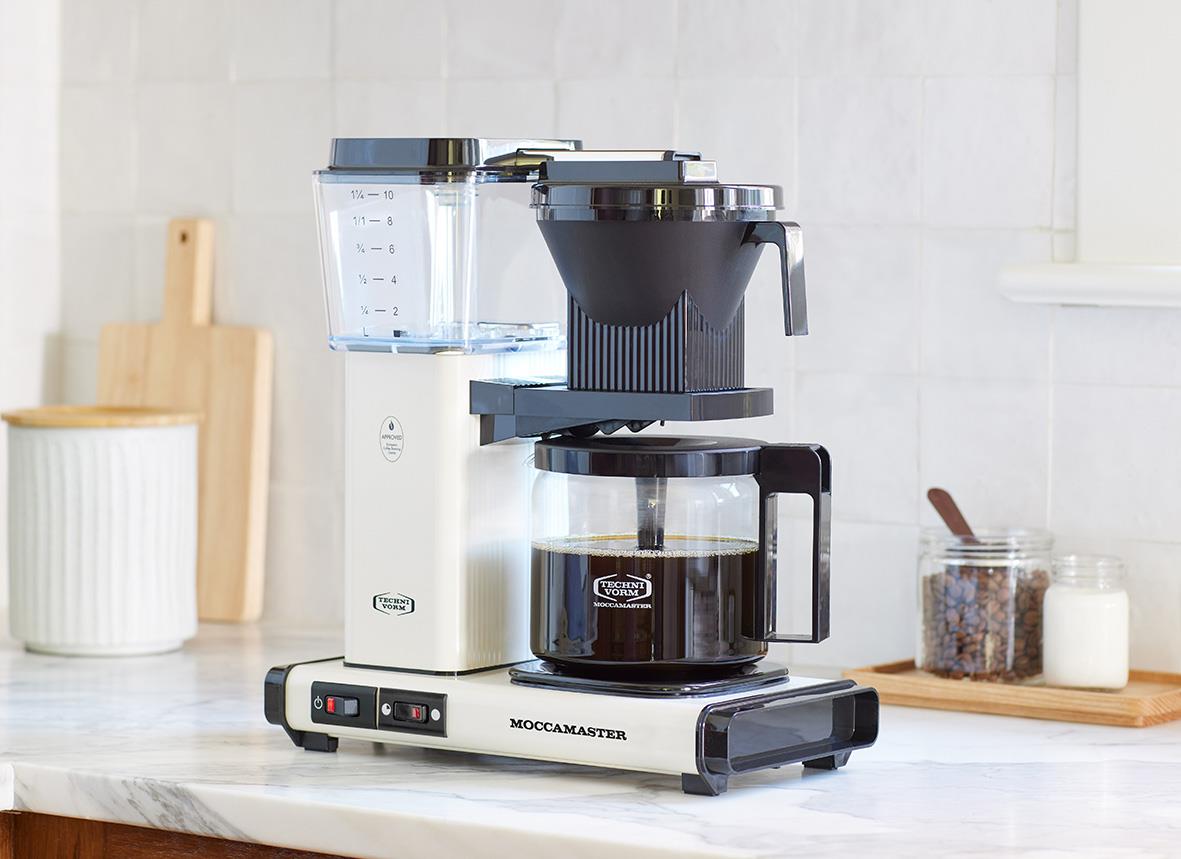 Kaffebryggare Moccamaster Automatic i matt vitt på köksbänk