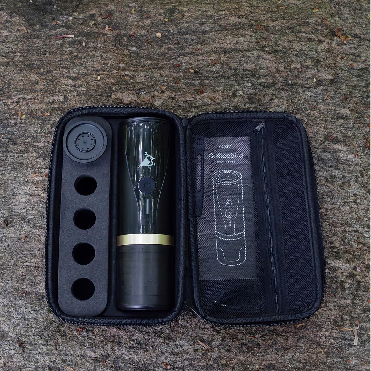 Bärbar espressomaskin i svart fodral med plats för tillbehör och instruktioner