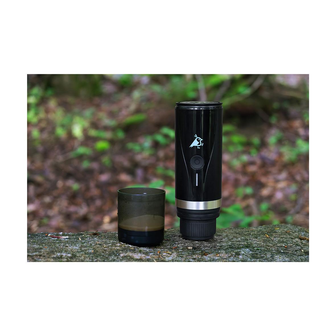 Bärbar espressomaskin Aqiila CoffeeBird på en trästock utomhus