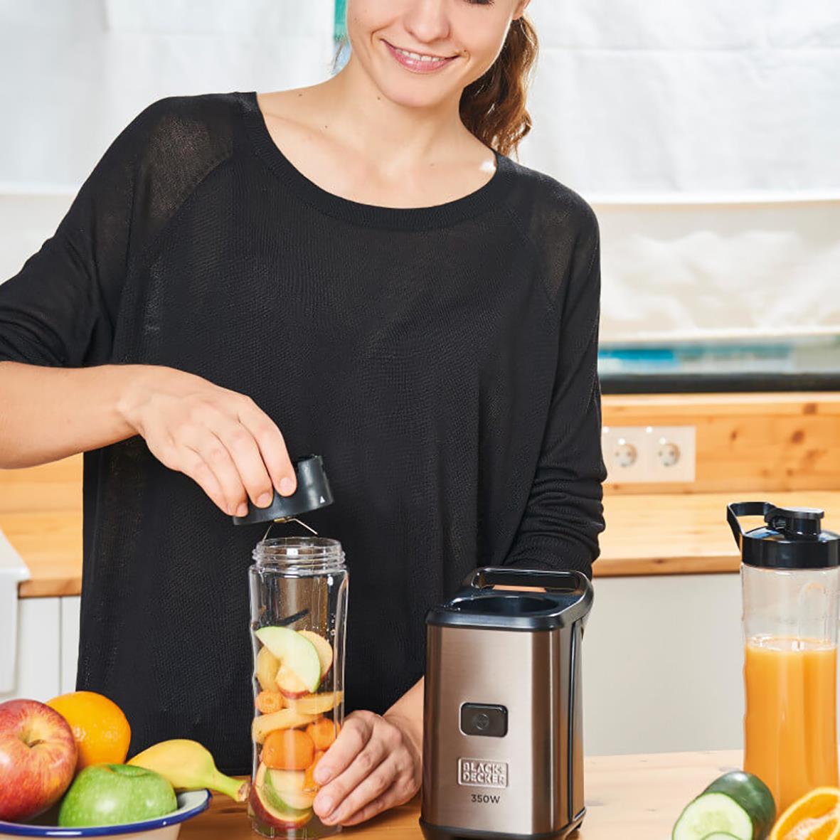 Kvinna gör smoothie i Black+Decker blender 350W i köket