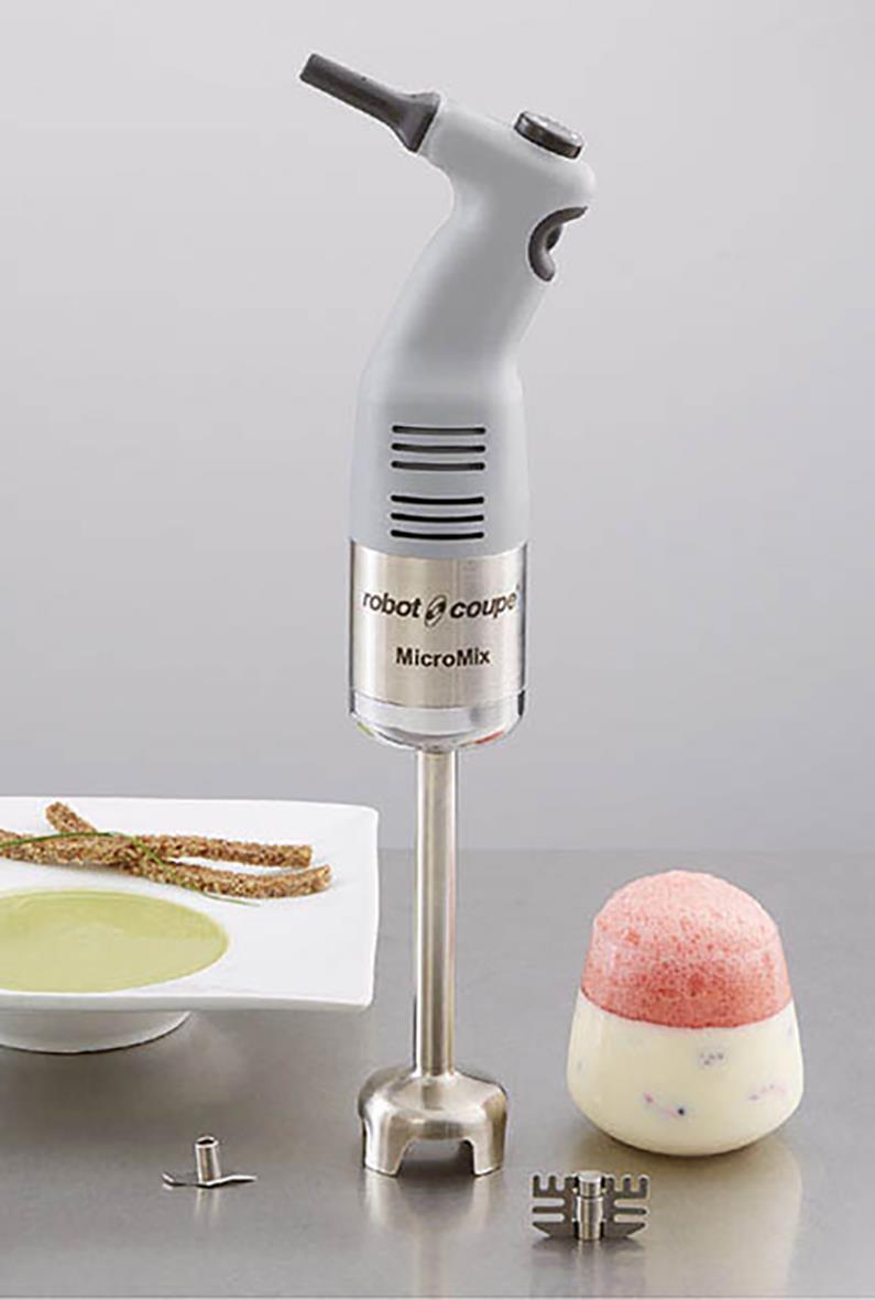 Stavmixer Robot Coupe MicroMix med tillbehör och mat på bordet