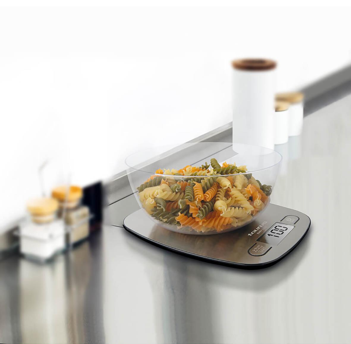 Köksvåg Taurus i rostfritt stål med 5 kg kapacitet, visar pasta i en skål