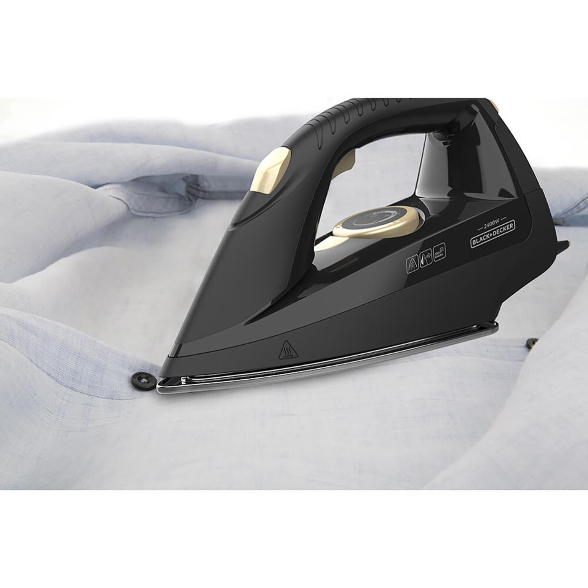 Ångstation Black+Decker 2400W 2L stryker ett vitt tyg med ånga