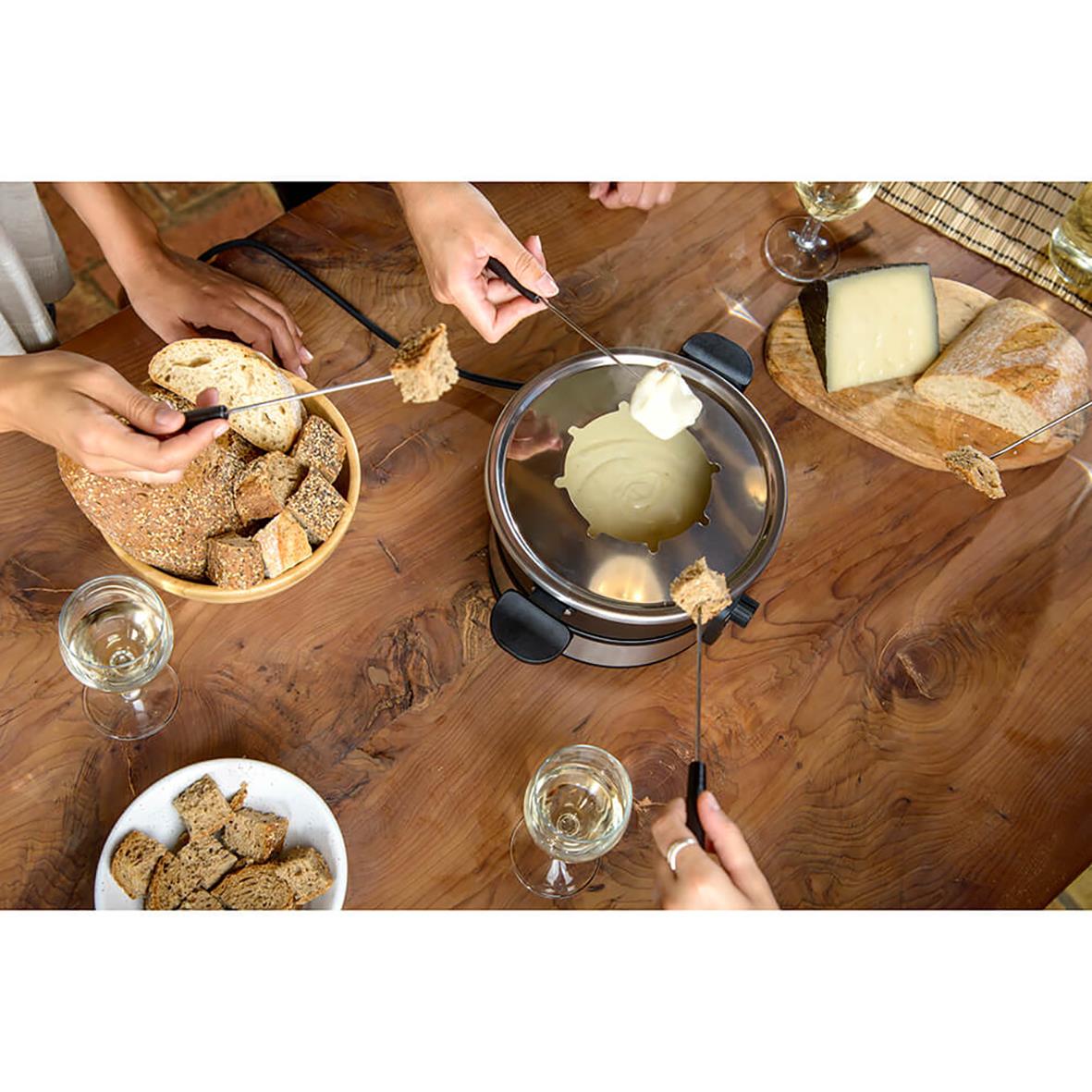 Fonduegryta Taurus 1000W med bröd och vin på ett träbord