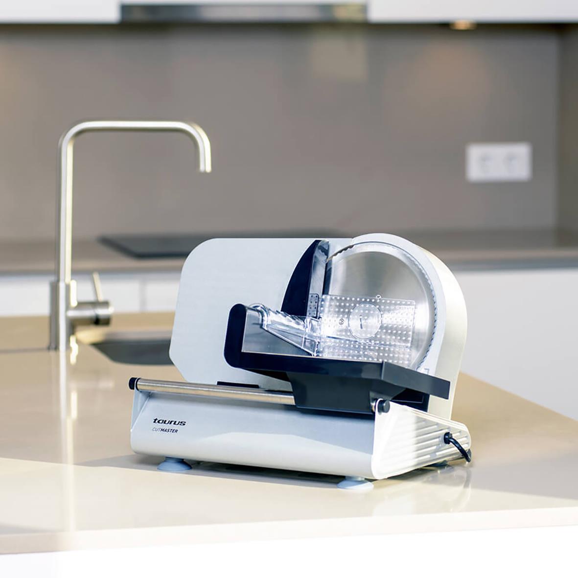 Skärmaskin Taurus Cutmaster 1520W/19cm på köksbänk