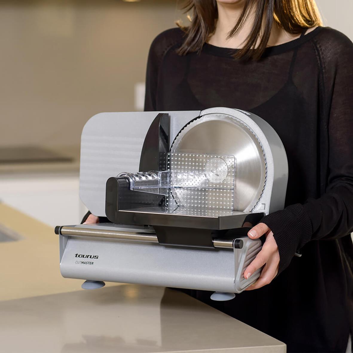 Person som håller i en Taurus Cutmaster 1520W skärmaskin med 19 cm skärlängd