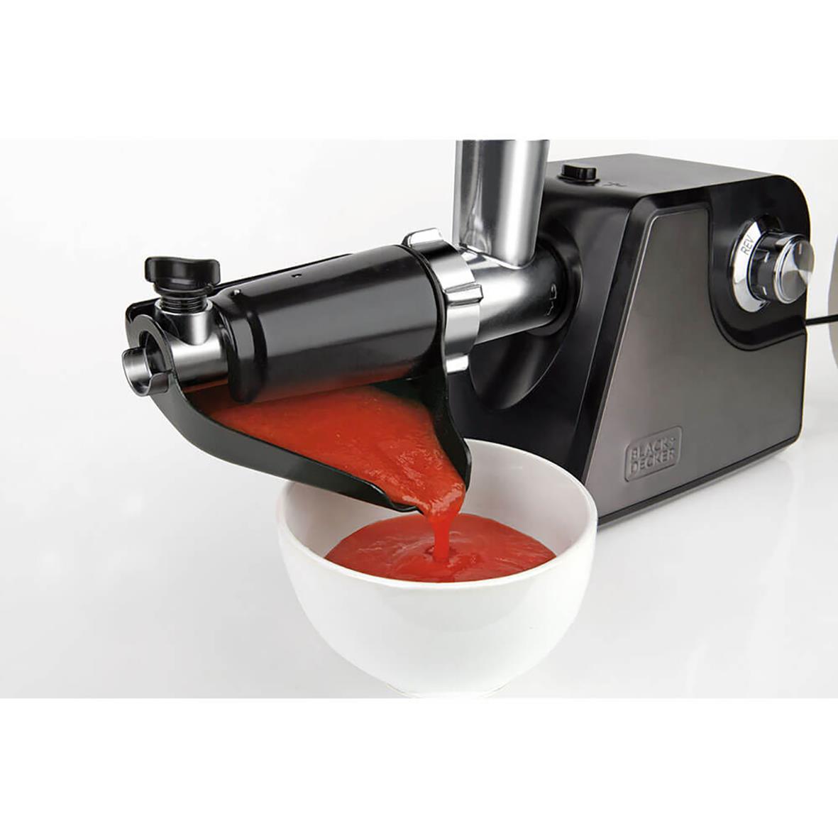 Köttkvarn Black+Decker 1000W i svart med röd köttfärs som kommer ut i en vit skål