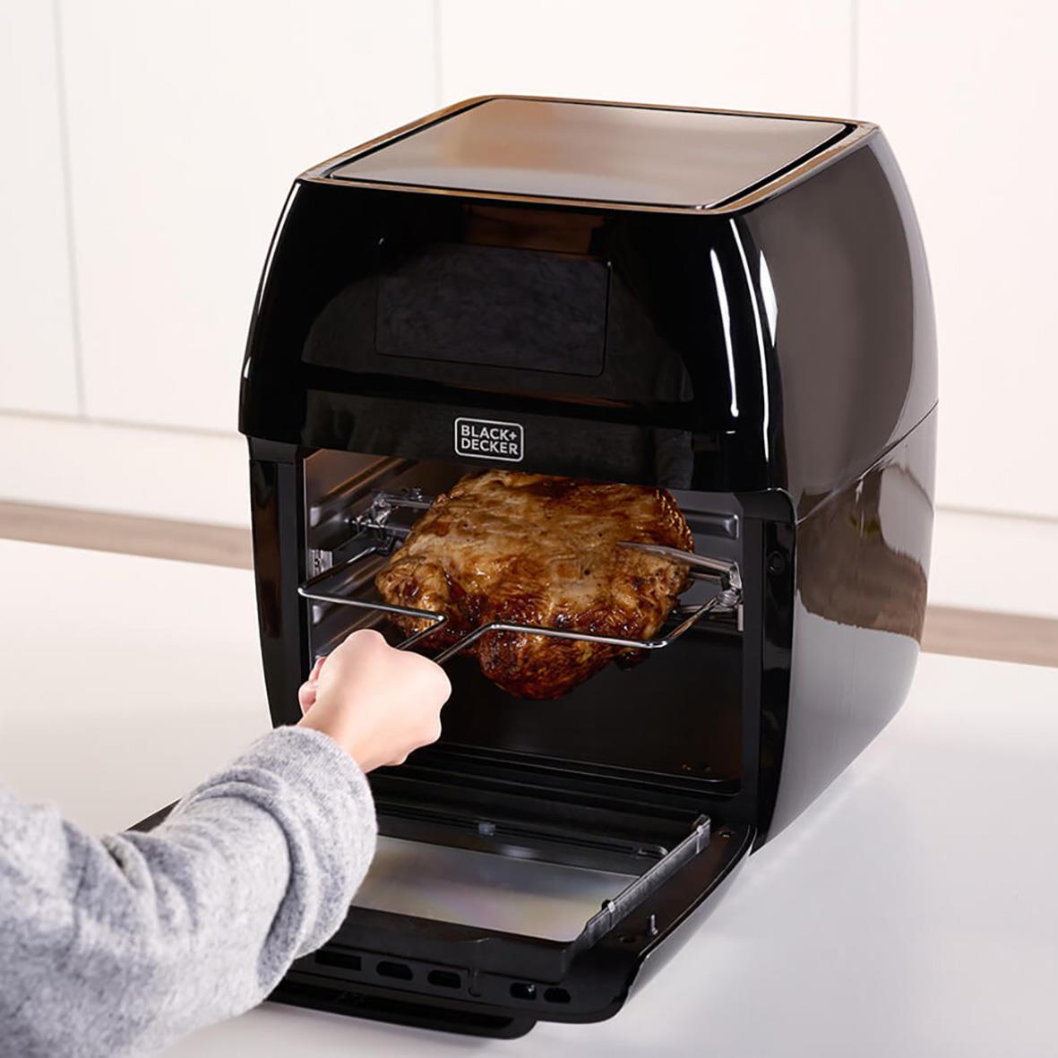 Black+Decker luftfritös ugn svart 1700W 12L med hand som tar ut mat
