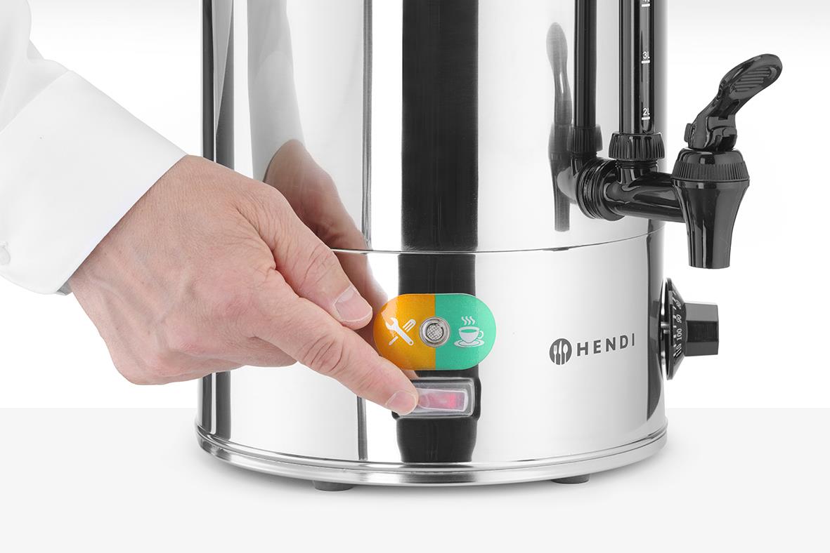 Person som trycker på knappar på en rostfri vattenkokare Hendi 9L