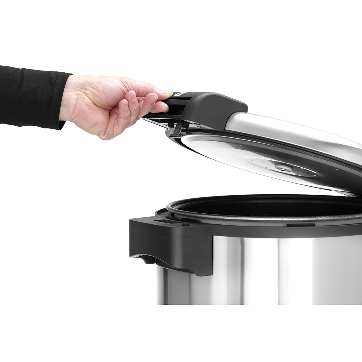 Hand som öppnar locket på en Hendi Profi Line riskokare 5,4L