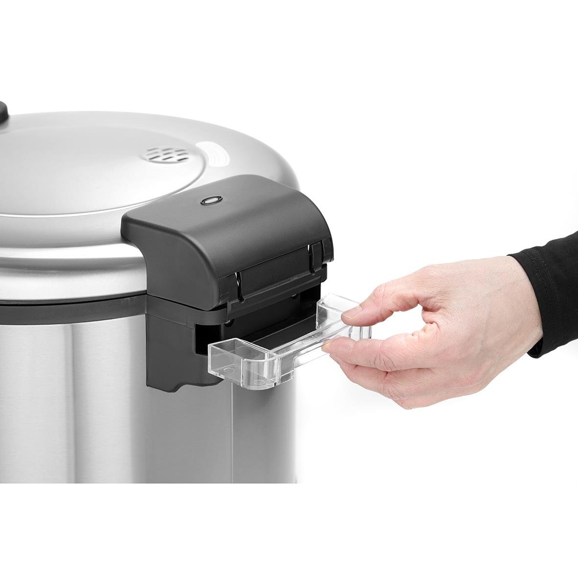 Riskokare Hendi Profi Line 5,4L med hand som öppnar behållare