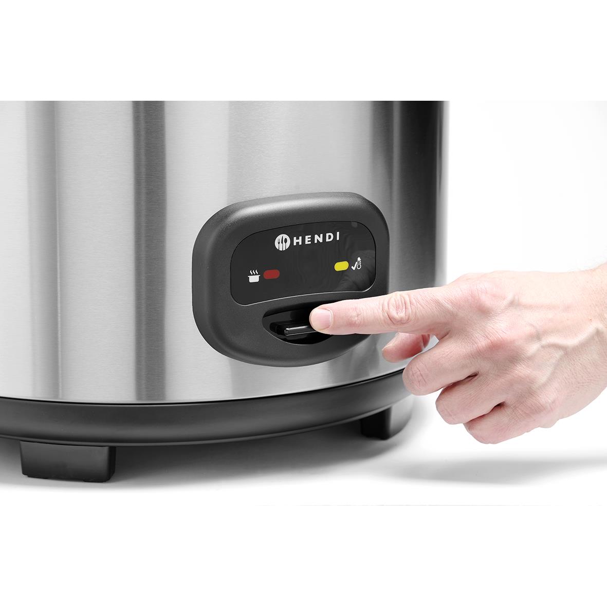 Riskokare Hendi Profi Line 5,4L med hand som trycker på kontrollpanelen
