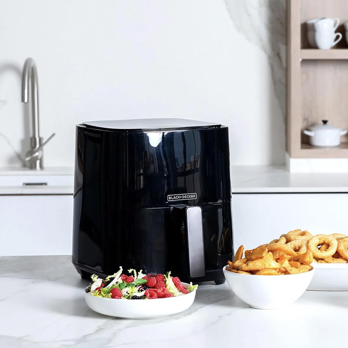 Svart Air Fryer Black+Decker 1450W 5L på köksbänk med frukt och snacks