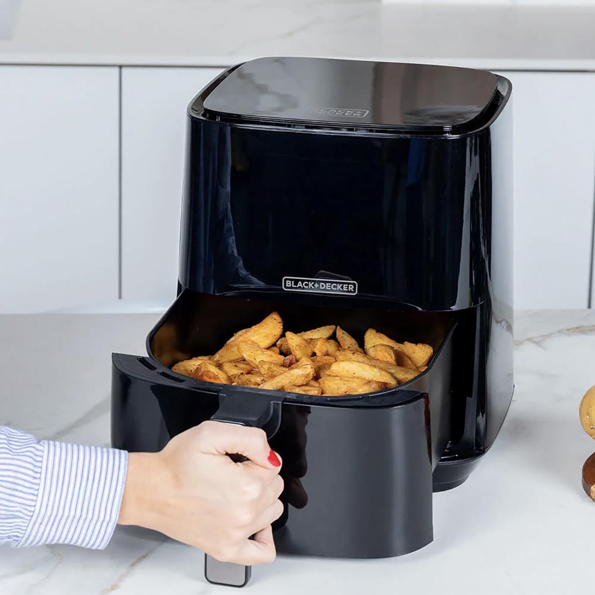 Svart Air Fryer Black+Decker 1450W med 5L kapacitet som lagar friterad mat i ett kök