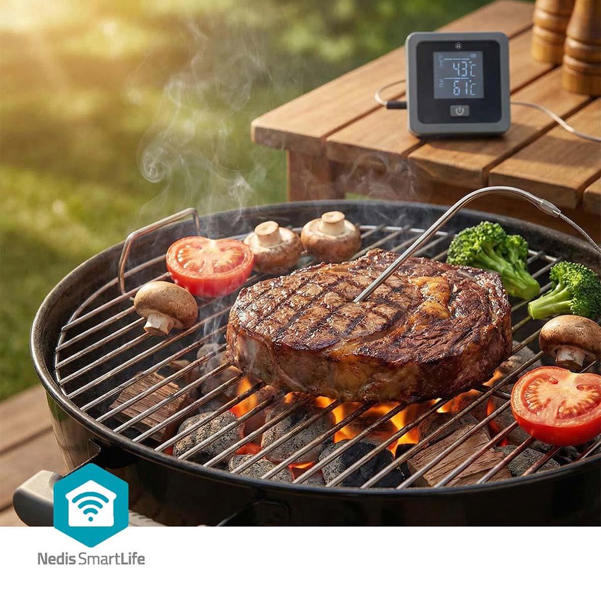 Köttermometer Nedis SmartLife visar innertemperatur på grillad köttbit med grönsaker och digital display i bakgrunden