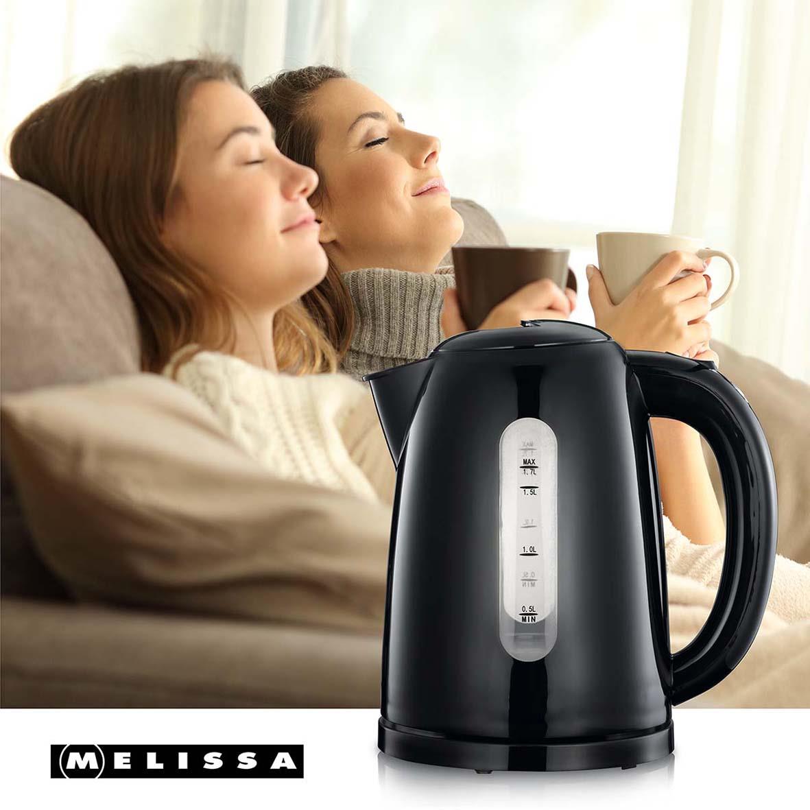 Två kvinnor njuter av varm dryck framför en svart vattenkokare Melissa 2200W 1,7L