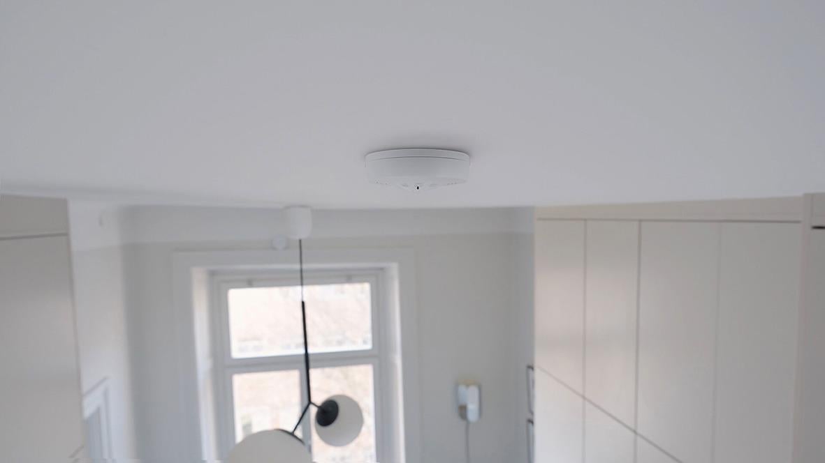 Värmevarnare Housegard Luma inbyggd med 10-årsbatteri på taket i ett rum