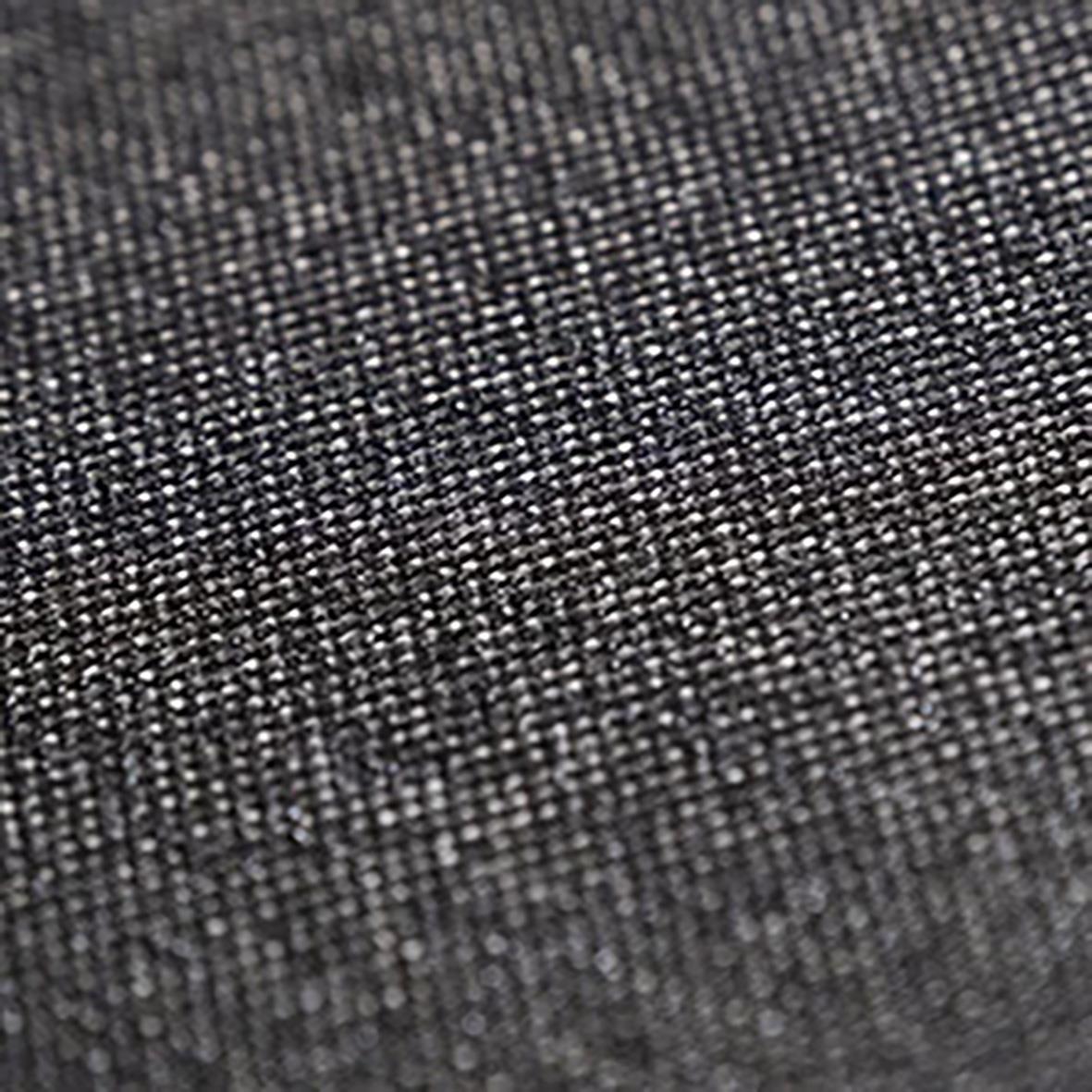 Närbild av svart textil med små vita och gråa trådar, mönstrad tygbit