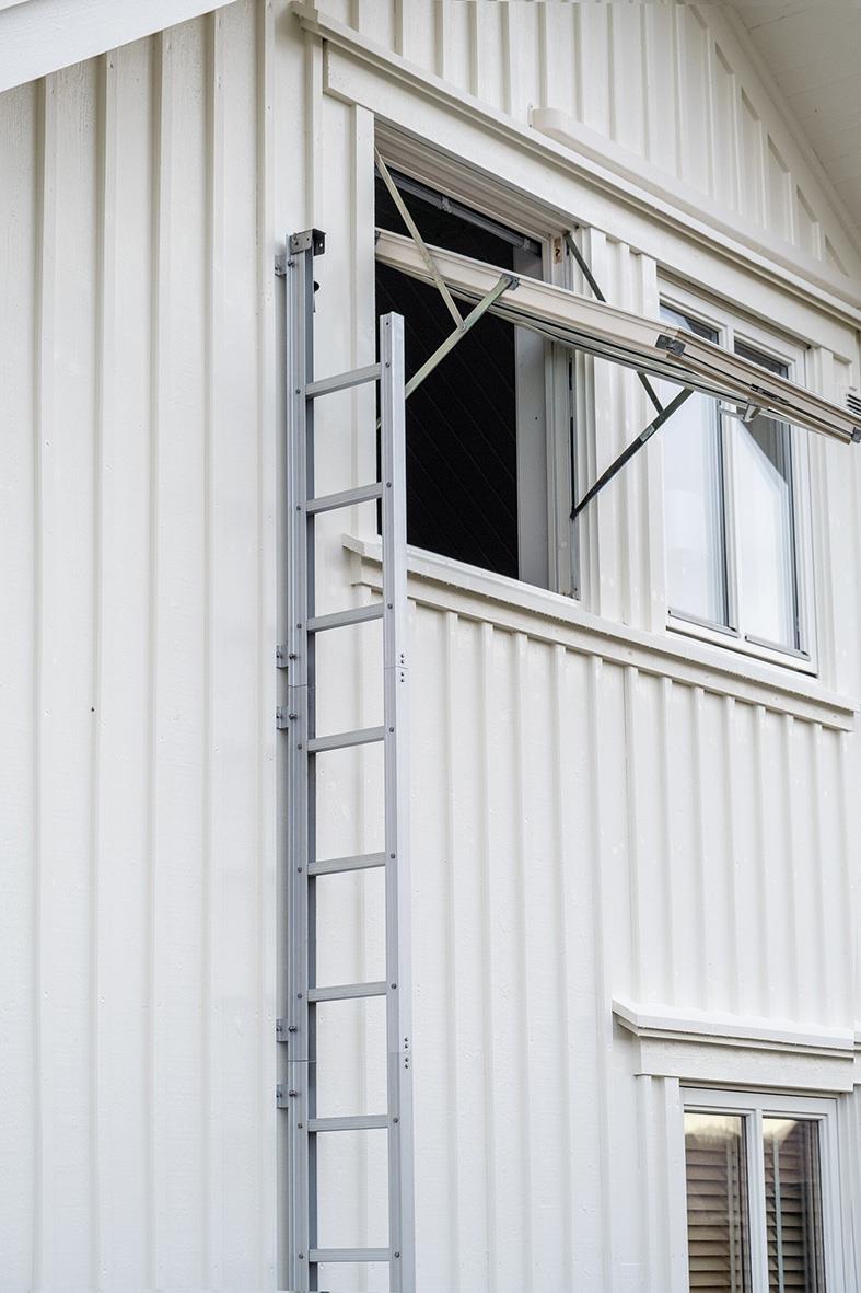 Utrymningsstege Housegard EL39 3,9m monterad på vit fasad vid fönster