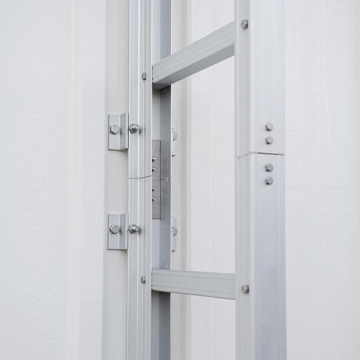 Förlängningsdel för utrymningsstege Housegard EL09, 90 cm, monterad på vägg