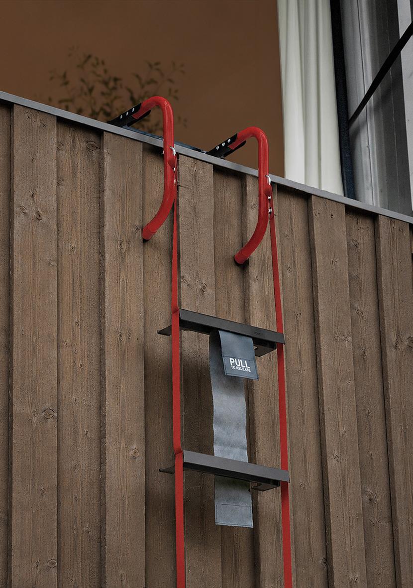Brandstege Housegard EL45A 4,5m röd stege mot trävägg med fönster och gardin