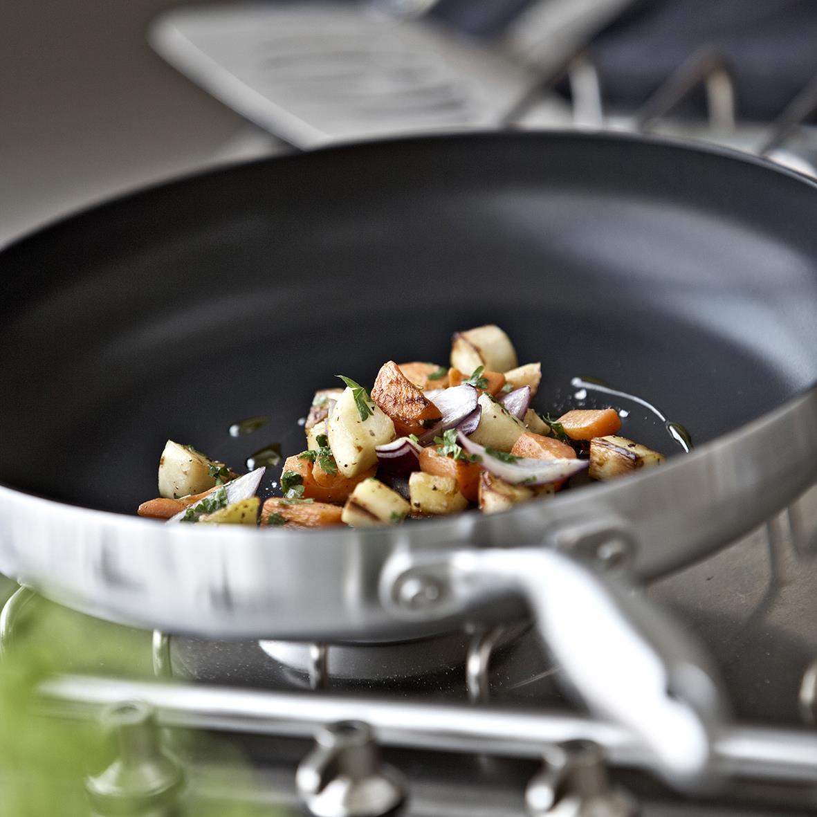 Stekpanneset Scanpan CTX Ø28+20cm med stekt grönsaker i pannan