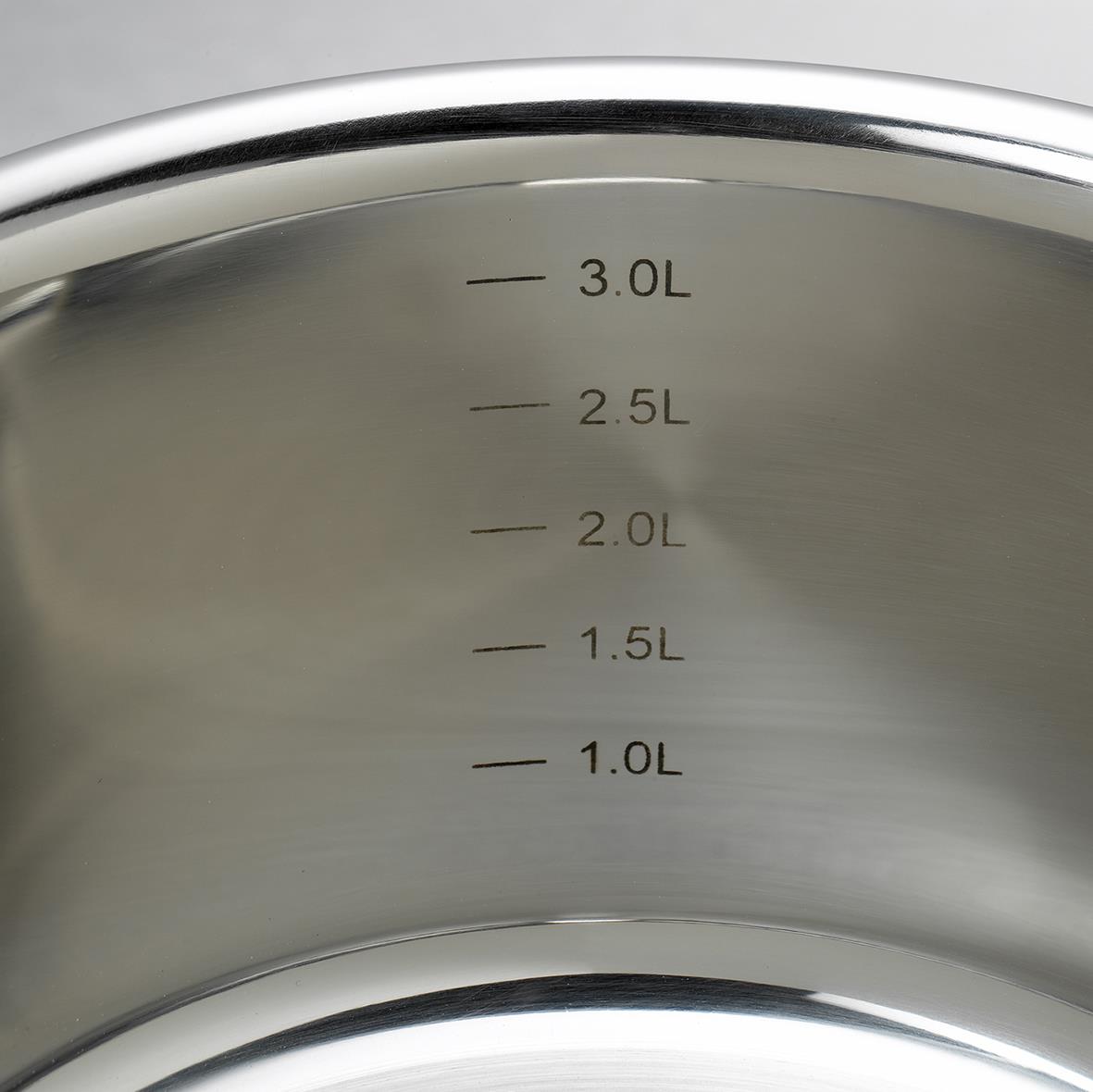Insidan av en rostfri sauteuse med volymmarkeringar från 1.0 till 3.0 liter