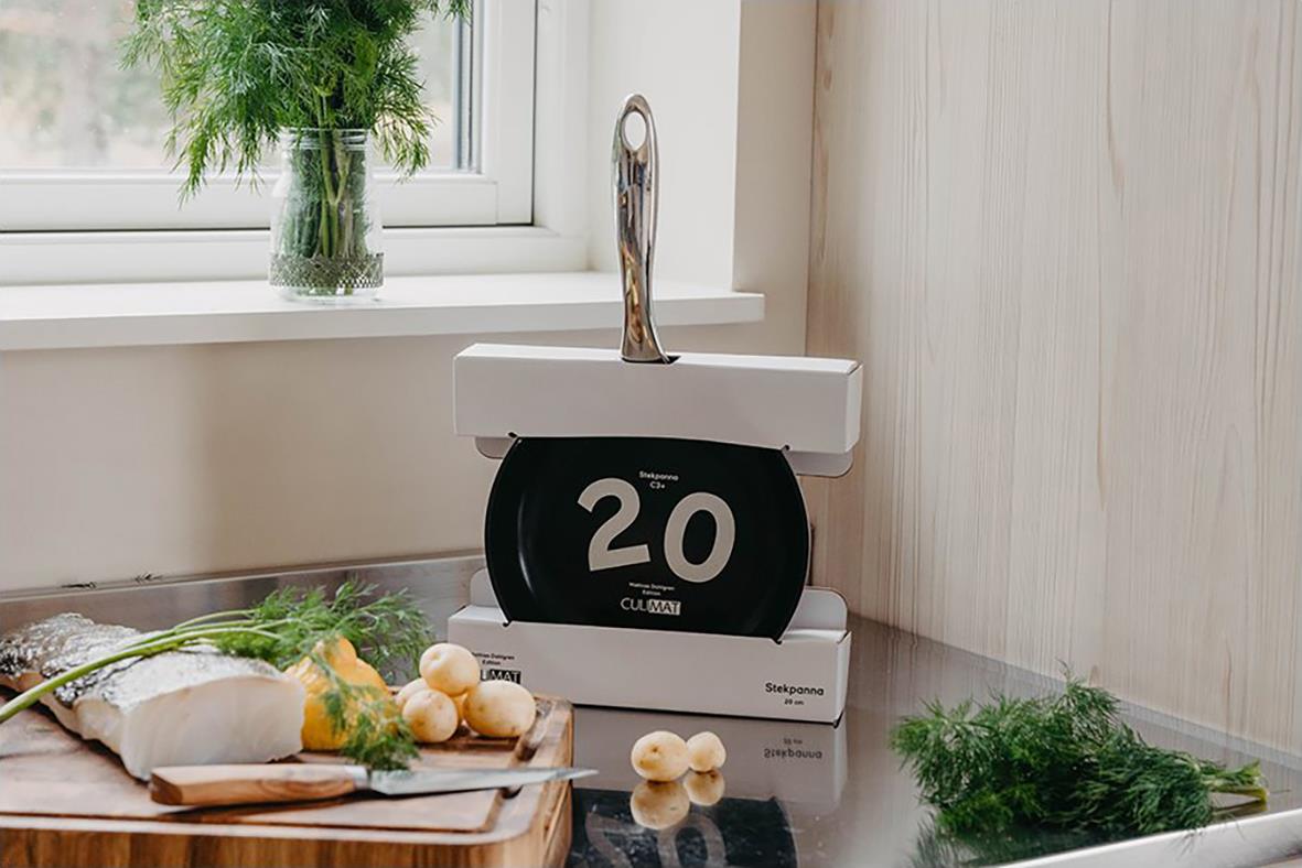 Stekpanna Culimat Mathias Dahlgren Ø20cm på köksbänk med grönsaker och växt i bakgrunden