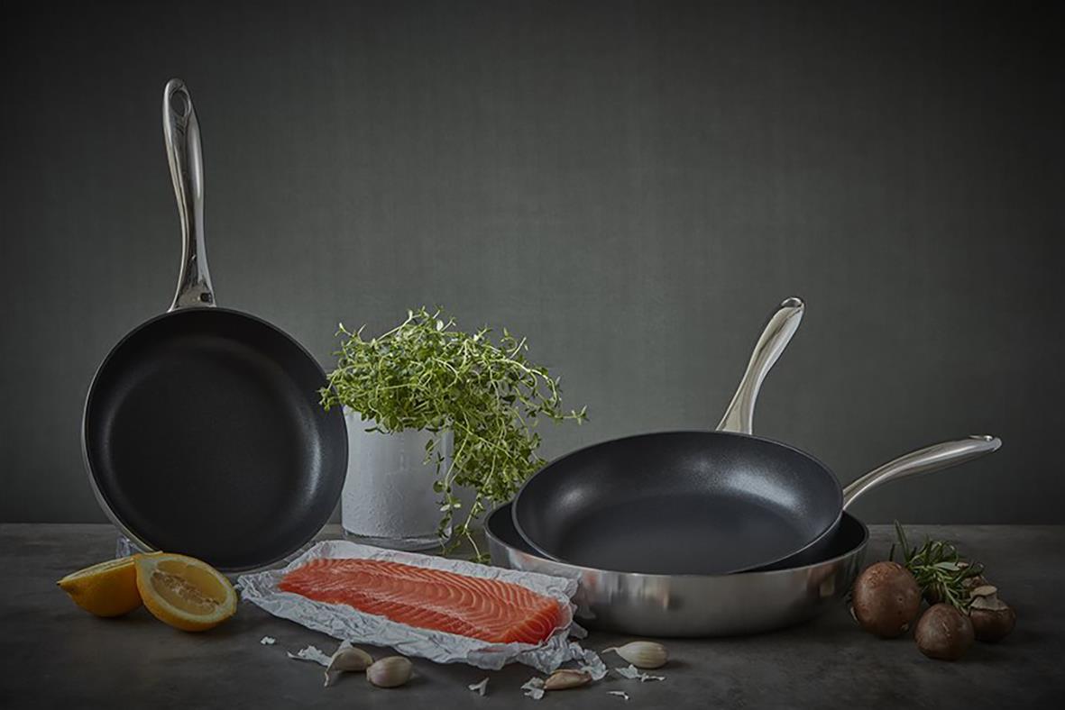 Stekpanna Culimat Mathias Dahlgren Ø20cm med ingredienser och kryddor på mörk bakgrund