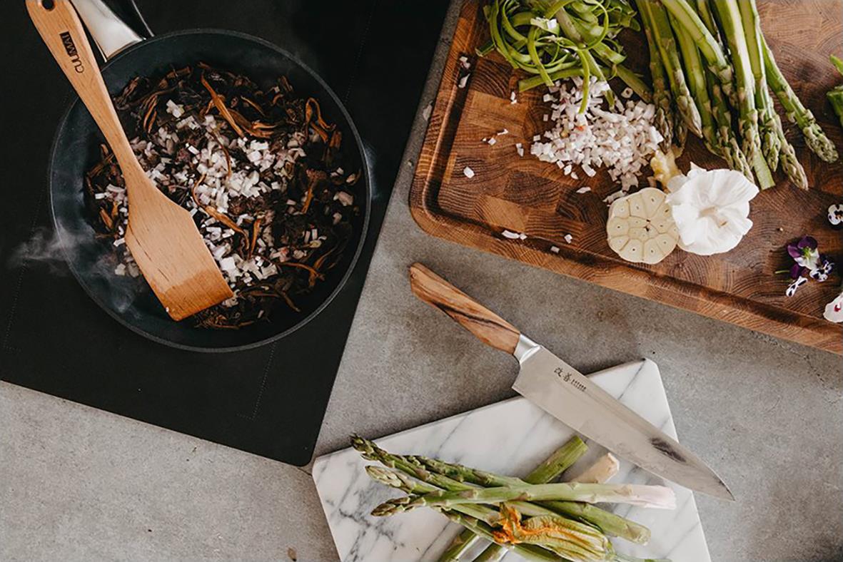 Stekpanna Culimat Mathias Dahlgren Ø24cm med matlagningsingredienser och kniv på bordet