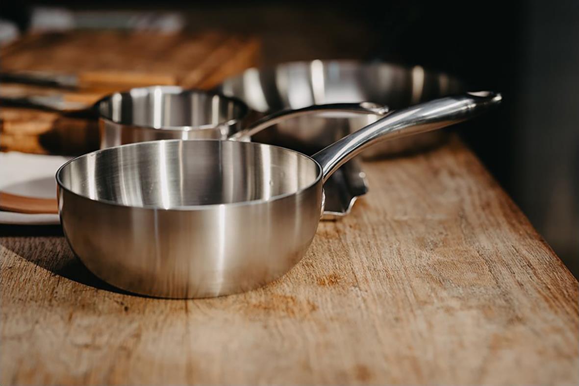 Sauteuse i rostfritt stål med handtag, diameter 22 cm, volym 2,5 liter, från Mathias Dahlgren