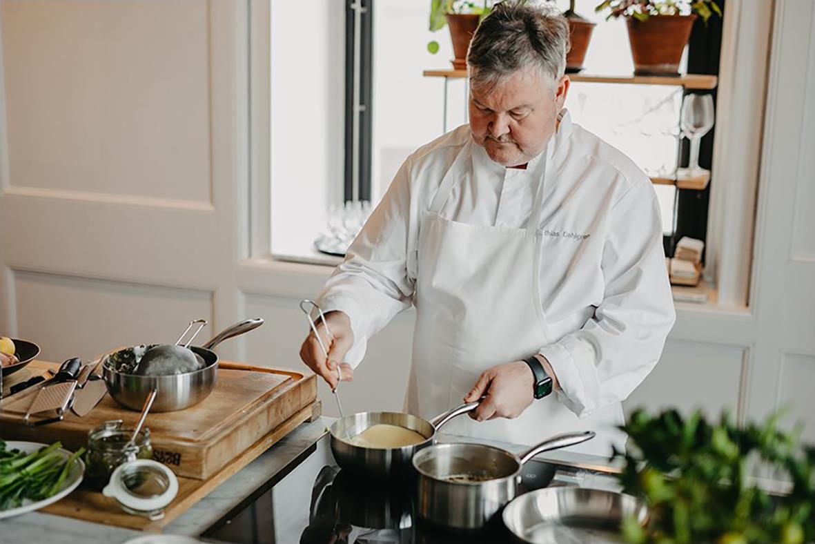 Kock med man i kök, lagar mat med Sauteuse Culimat Mathias Dahlgren Ø22cm 2,5L