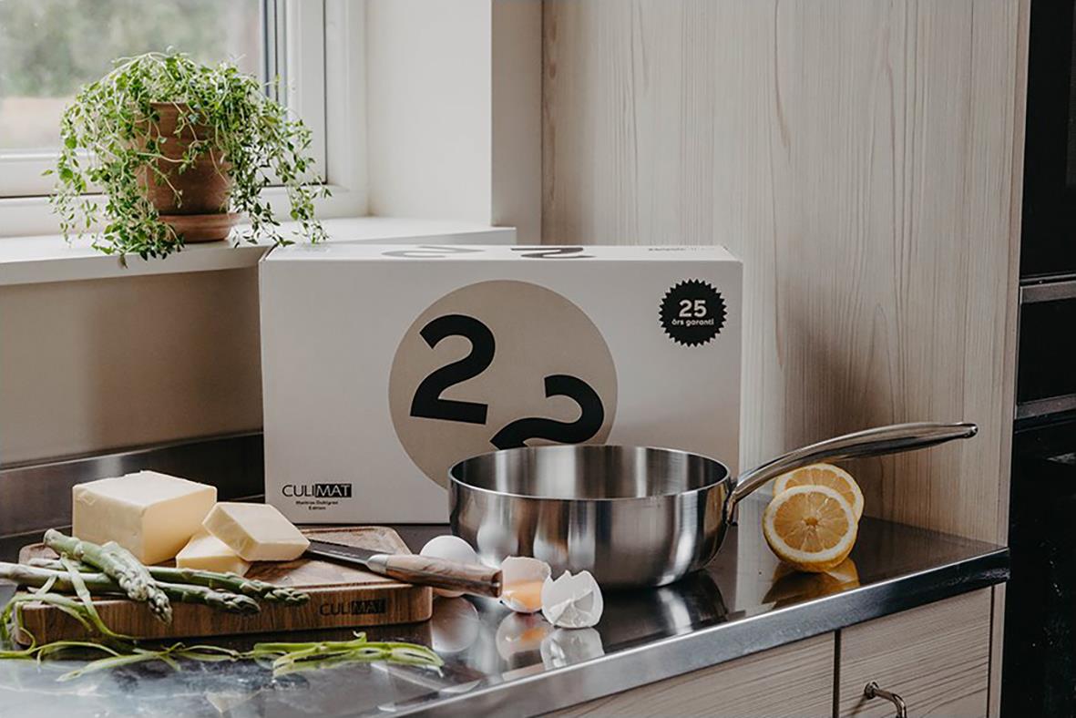 Sauteuse Culimat från Mathias Dahlgren, Ø22cm, 2,5L, på köksbänk med förpackning och citron