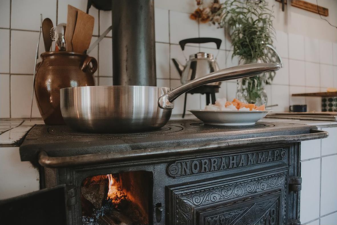 Sauteuse Culimat från Mathias Dahlgren på spis med kök i bakgrunden
