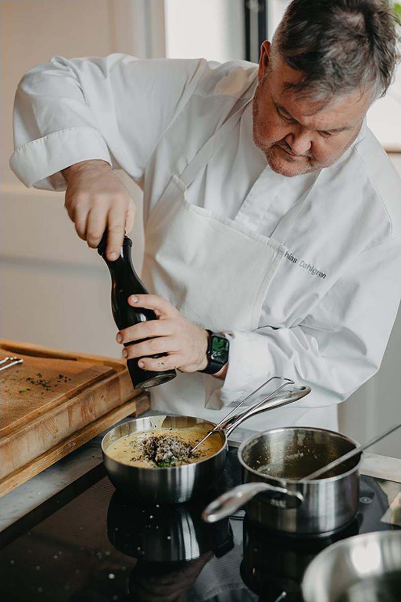 Kock i köket använder en sautépanna från Culimat av Mathias Dahlgren, Ø26cm, 4,5L