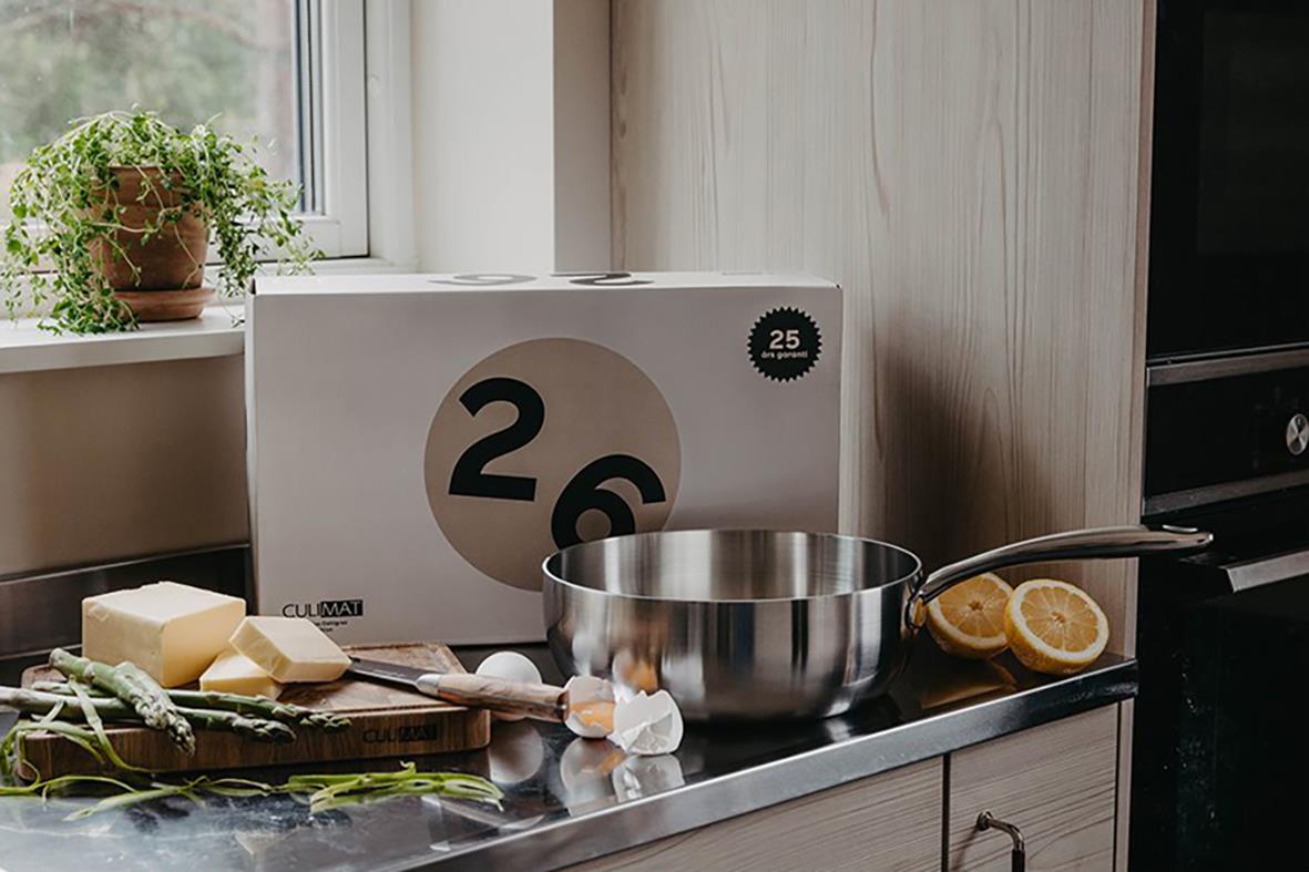 Sauteuse Culimat Mathias Dahlgren Ø26cm 4,5L på köksbänk med ingredienser och förpackning